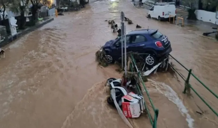 PAMJET/ Përmbytje të frikshme në Greqi, rrugët shndërrohen në lumenj