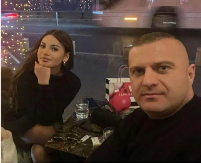 Tragjike në Kosovë! Gjendet i pajetë në banesë polici. Mediat: Ishte babai i këngëtares së njohur