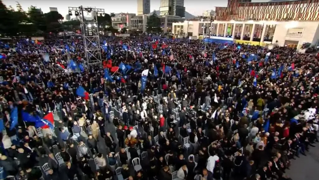 “Shqipëria Madhështore” nis fushatën/ Berisha mbërrin në shesh krah LaCivitas, aleatët në rresht të parë