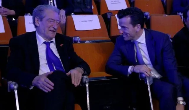 “Më tha papritmas do iki”- Sali Berisha akuza Agron Shehajt, tregon prapaskenat: Mori database e PD-së dhe e përdor për t’u çuar SMS demokratëve