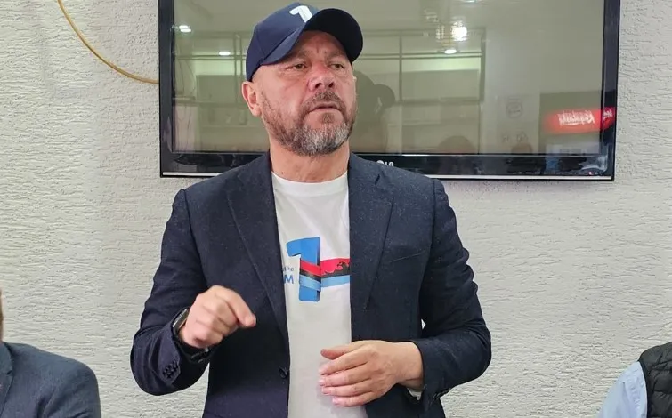 Kërcet grushti për vota në Bulqizë, Xhelal Mziu: Na goditën pas shpine