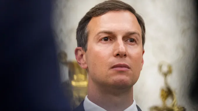 Jared Kushner këshillon në heshtje administratën Trump përpara udhëtimit në Lindjen e Mesme