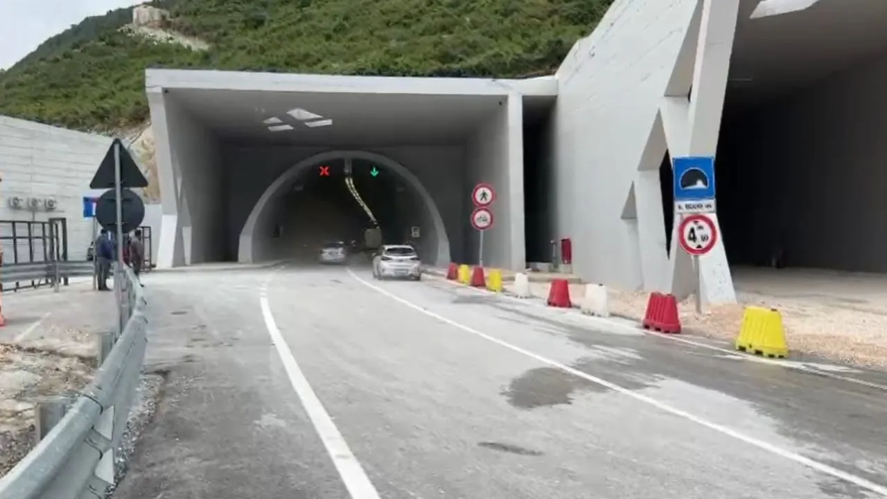 Rihapet tuneli i Llogorasë, dynden makinat që në orët e para (VIDEO)