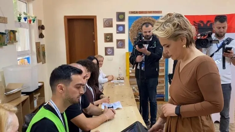 Monika Kryemadhi voton me të birin dhe ish-vjehrrën