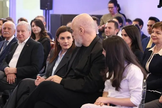 VIDEO/ Bora Muzhaqi s’u ndahet “memeve”: Fjalimet m’i përgatit ChatGPT