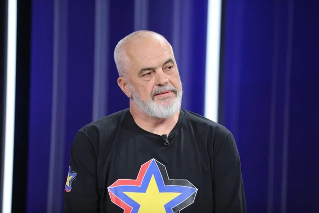 “Shqiptarët kanë në dorë të ardhmen e tyre” Rama apel qytetarëve: Sot është Dita e Shqipërisë, votoni