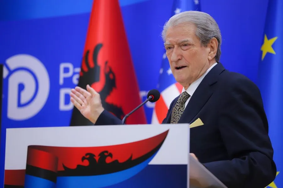 Megaoperacioni i SPAK, Berisha: Kush e njoftoi Visin e Pojës t’ia mbathte? SPAK arrestoi shoferë e pastrues
