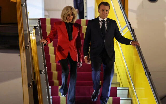Pamje VIRALE/ Presidentin Macron e godet gruaja në avion (VIDEO)