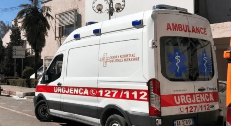 Korçë/ 76-vjeçari tenton të vetëvritet, familjarët i shpëtojnë jetën në çastet e fundit