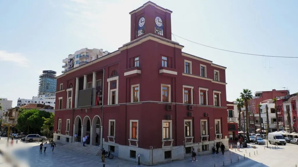 Pronat  shtet  në Durrës kalonin në emra privatë  Zbulohet skema  12 të dyshuar nën hetim