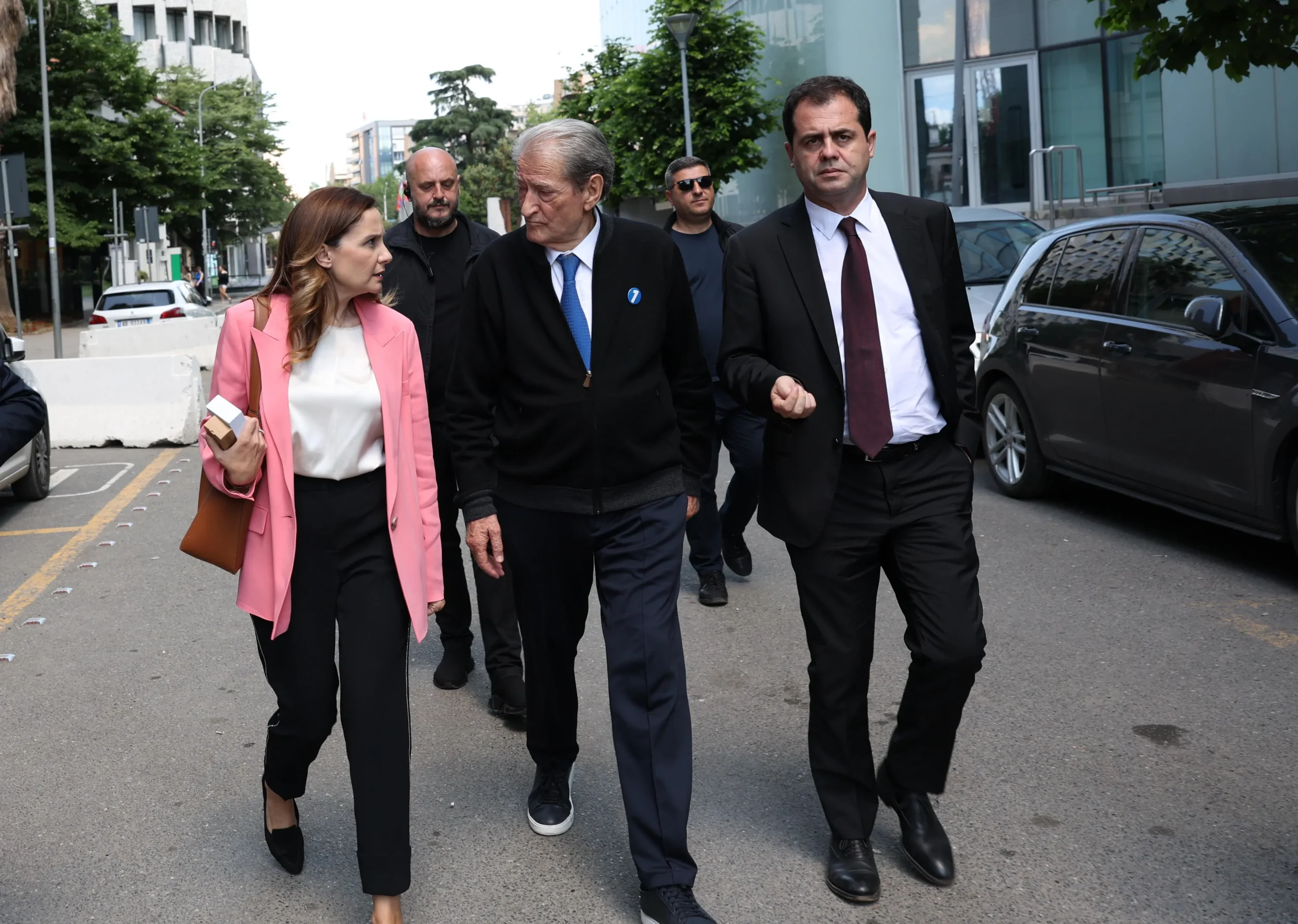 Berisha, Tabaku dhe Bylykbashi shihen në rrugët e Tiranës pas takimit me OSBE/ODIHR: Mesazhi i opozitës për zgjedhje të lira