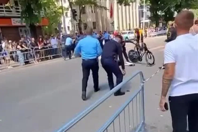 Video/ ‘Giro D’Italia’, çiklisti përplaset me këmbësorin