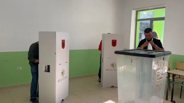 Politico: Pse televizionet nuk publikuan sondazhe pas përfundimit të votimit?