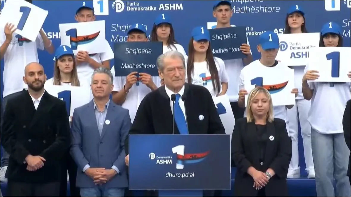 Berisha në Berat/ Premton ulje taksash, rritje pensionesh dhe rimbursim 100% të ilaçeve brenda 100 ditëve