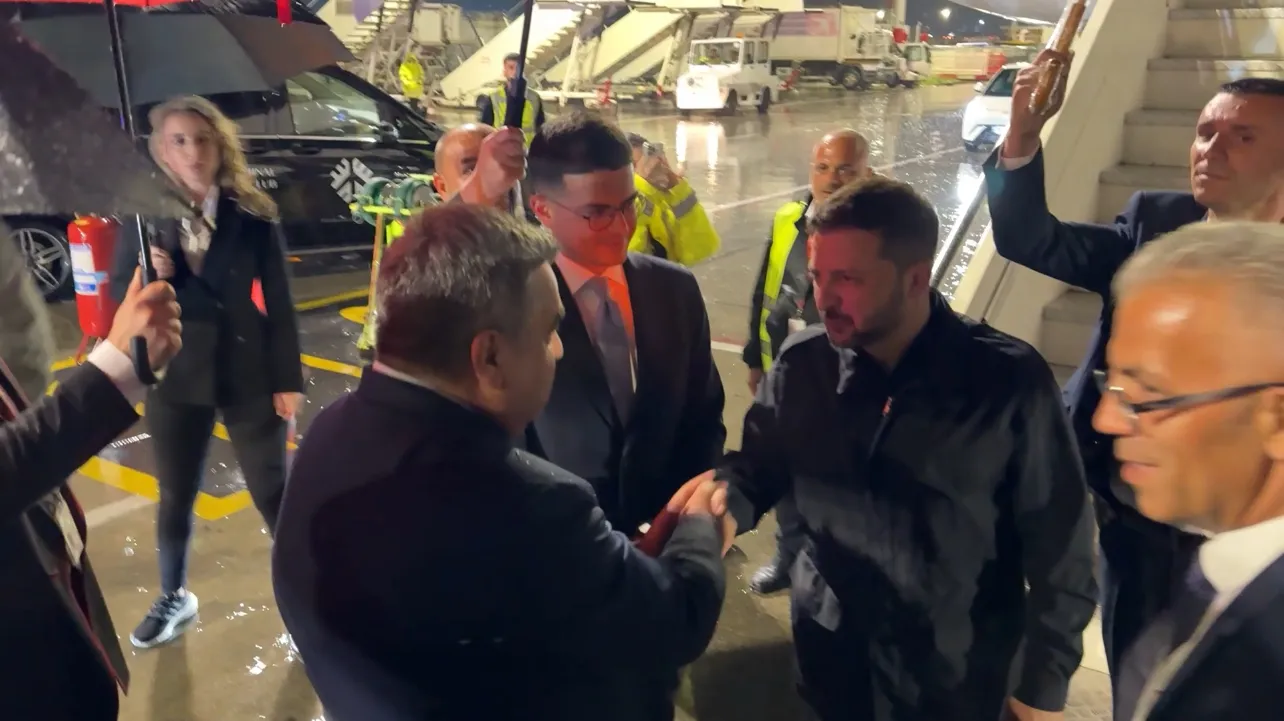 Zelensky mbërrin në Rinas/ E presin Pirro Vengu dhe Blendi Gonxhja (Video)