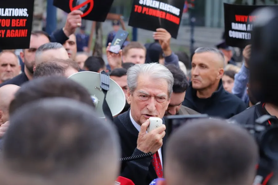 Berisha në protestë: Zëri ynë për votën e lirë do ushtojë në Europë e botë, Rama do përfundojë në burg