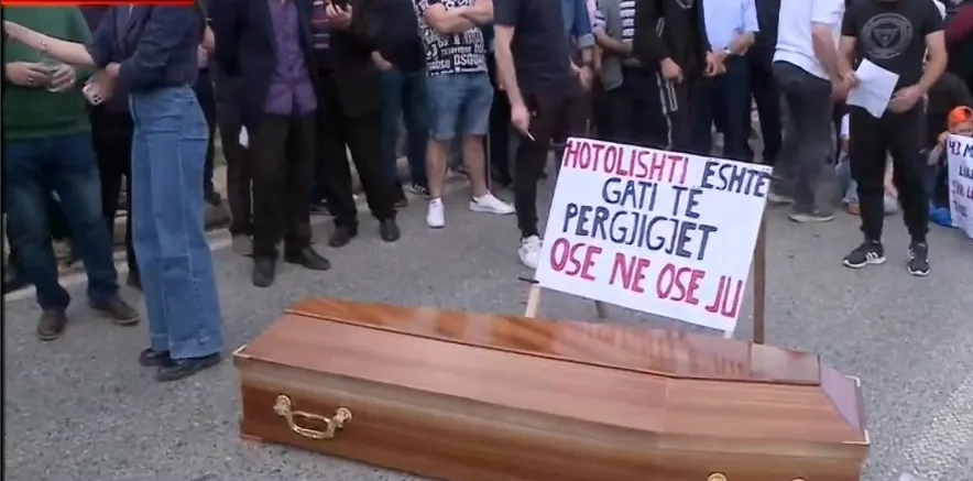 FOTO/ Banorët e Hotolishtit në protestë me arkivol kundër rrugës Elbasan-Qafë Thanë: Ose ju ose ne!