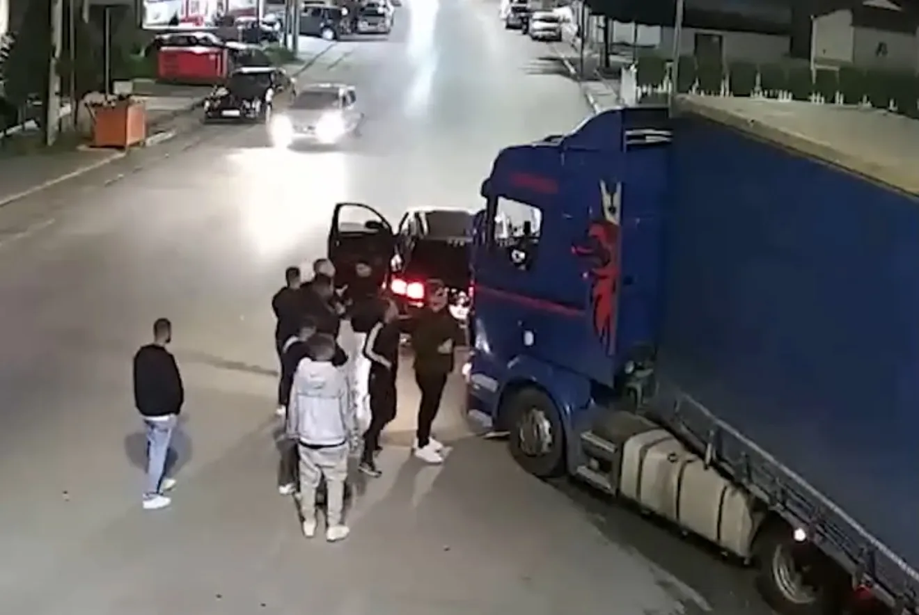 SKANDAL/ Kandidati për deputet i PD-së në Korçë dhunon një shofer kamioni (VIDEO)
