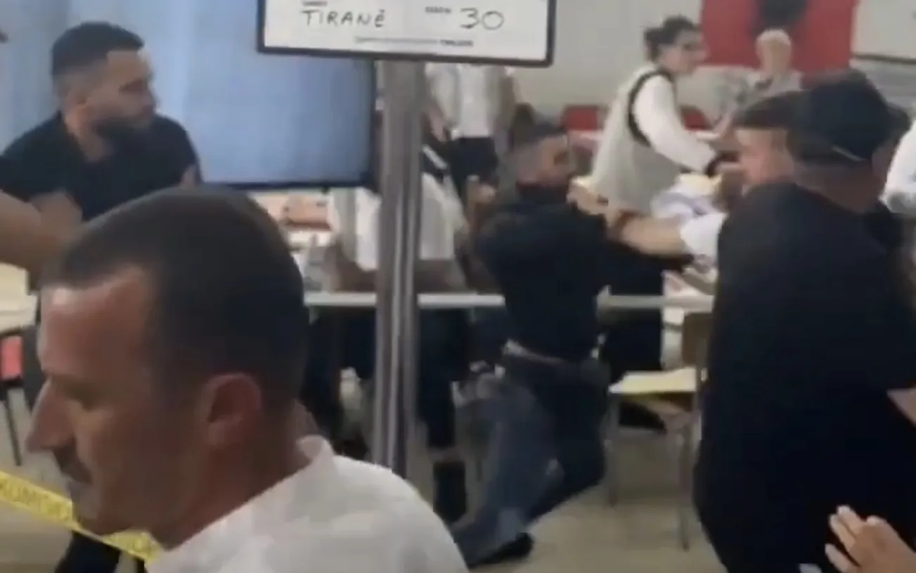 VIDEO/ E rëndë në Kashar, vëzhguesi i PS godet me grushte e shkelma kryetarin e KZAZ-së