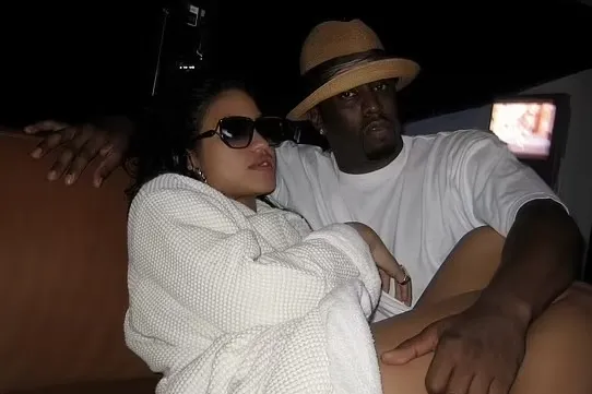 Foto/ Dalin pamjet e frikshme nga shtëpia e Diddy. Qese droge, para dhe foto të këngëtares së dhunuar