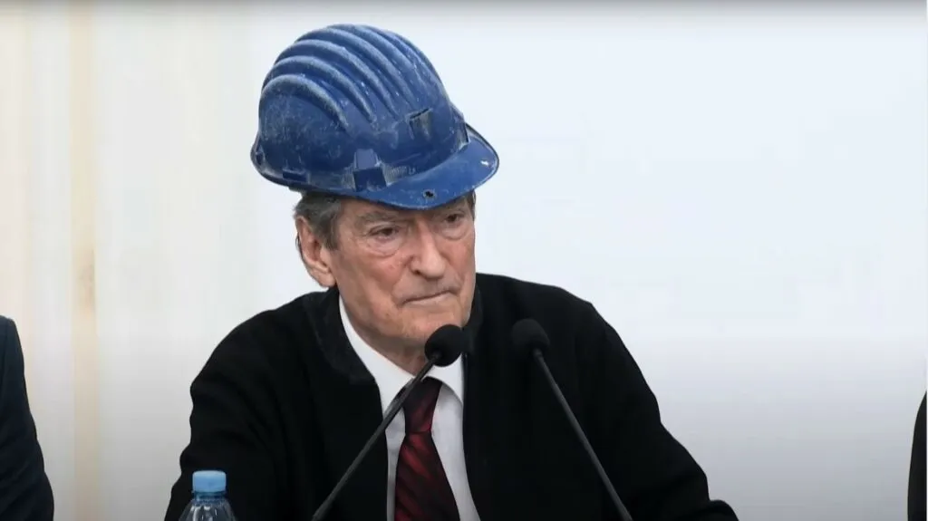 Berisha shfaqet me kokore në takimin në Bulqizë