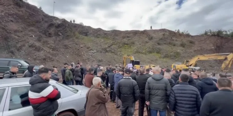 “Mos na thani shpirtin!”/ Banorët e Mirditës protestë para zyrave të Ballukut kundër ndërtimit të HEC-it
