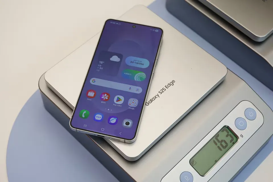 Lufta me Apple, Samsung prezanton modelin më të hollë