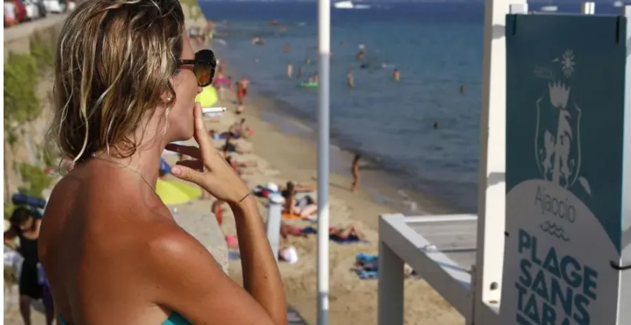 Ky shtet do të ndalojë pirjen e duhanit në plazhe, parqe dhe pranë shkollave