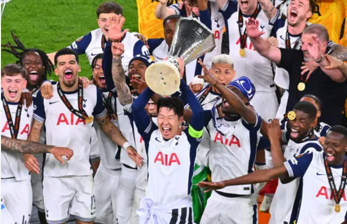 Tottenham mposht United dhe fiton Europa League! I jep fund pritjes 17-vjeçare për trofeun