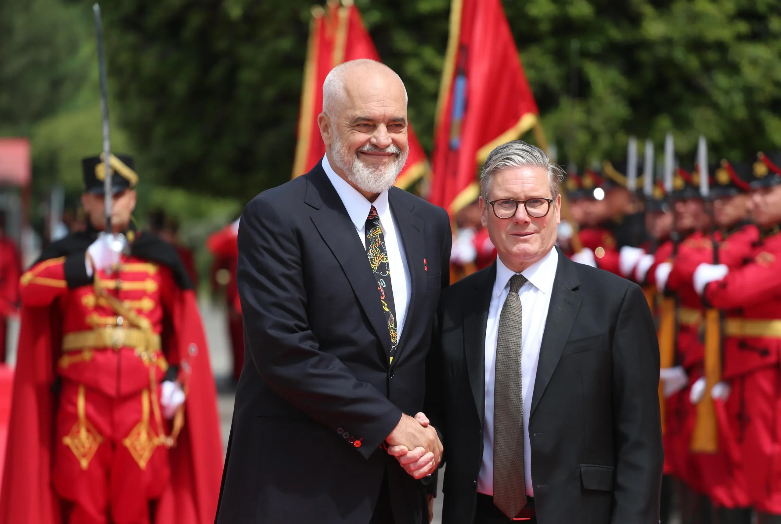 Për herë të parë në Shqipëri, Rama pret me ceremoni zyrtare kryeministrin britanik