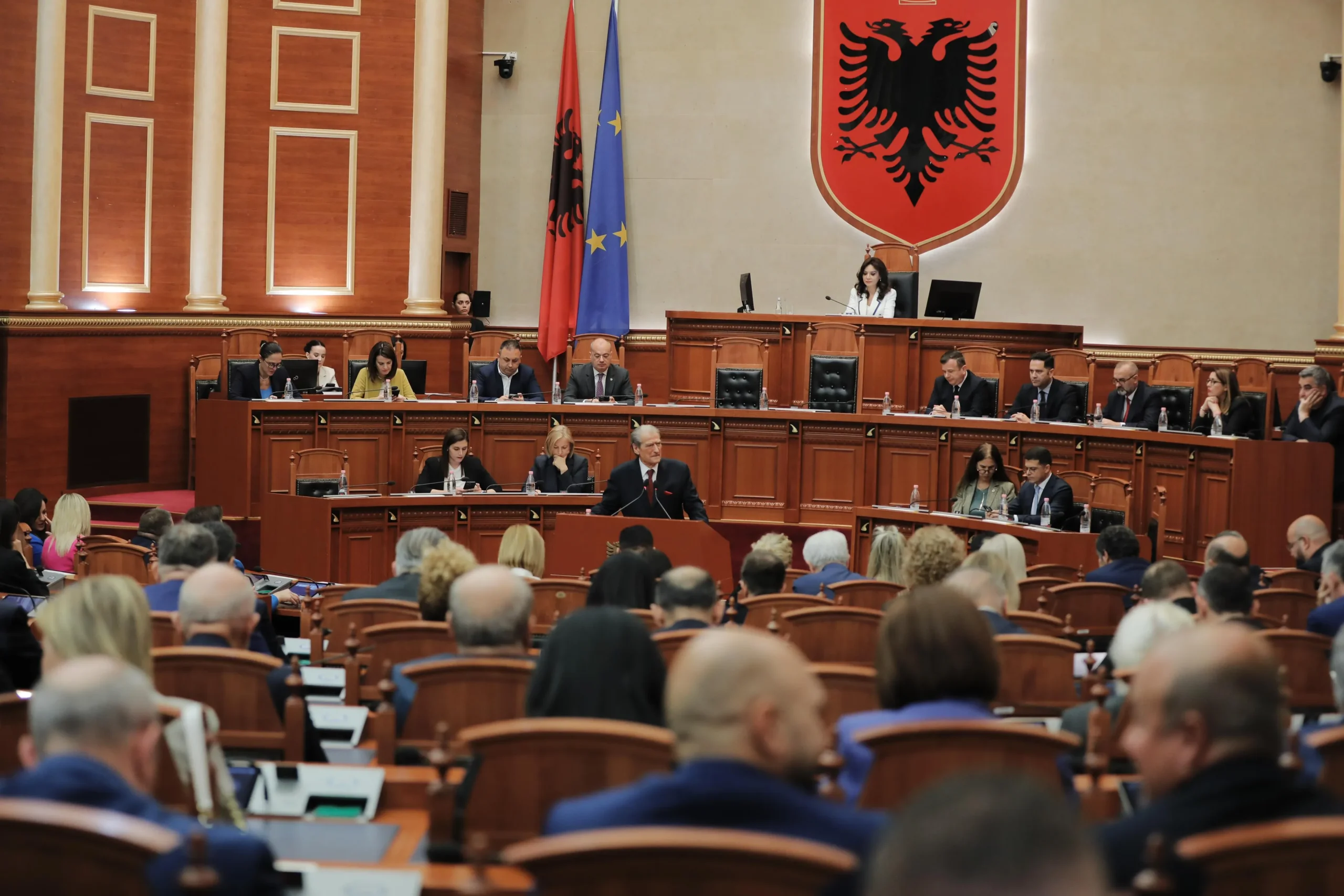 Vetëm 15 minuta seancë/ Akuza dhe sulme, çfarë ndodhi në Kuvend