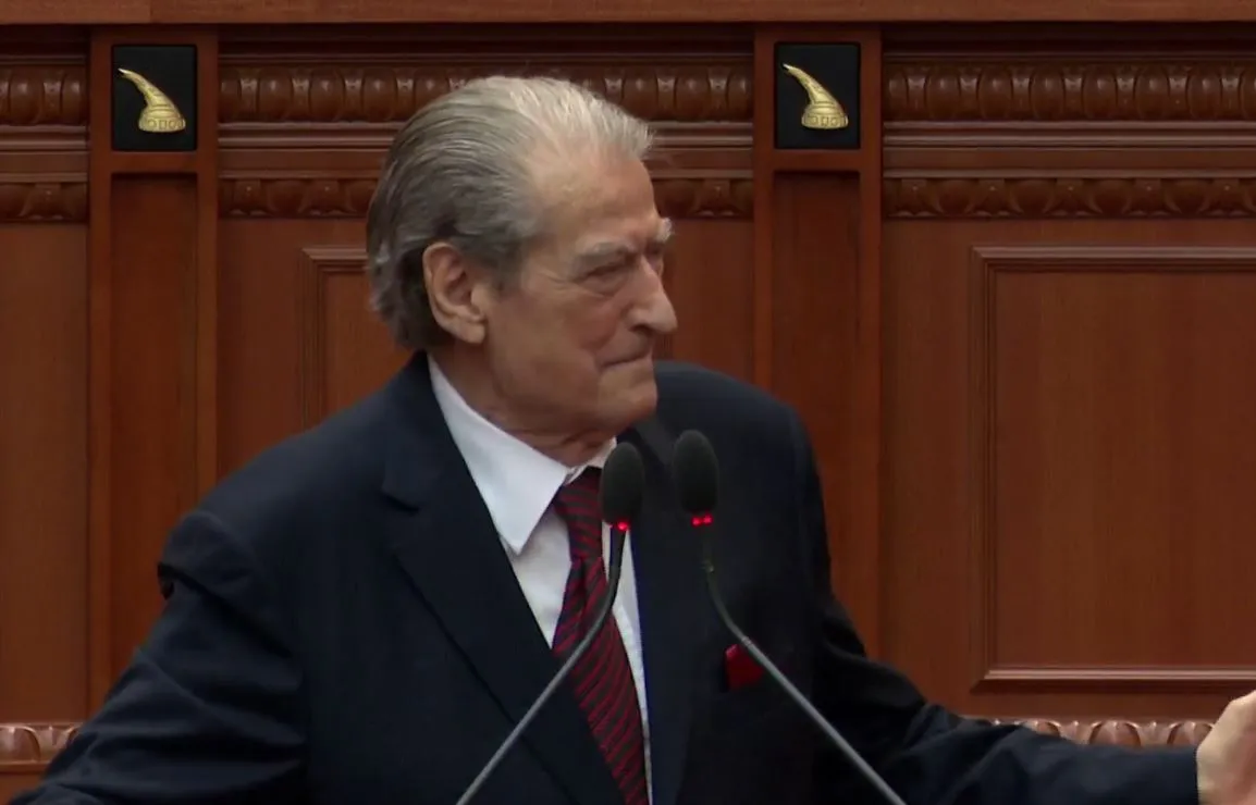 Zgjedhjet, debat në Kuvend/ Berisha: Në karrige duhet të ishin Xhevdet Troplini, Altin Hajri dhe Suel Çela