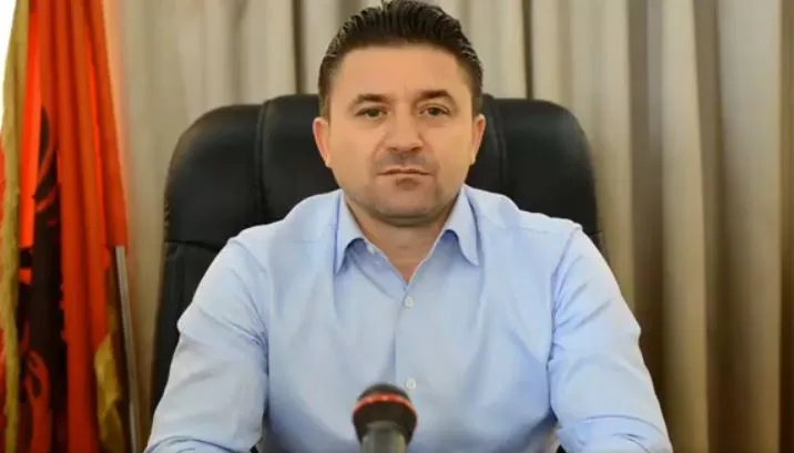 “Kupona nafte dhe lista zgjedhësish”, policia jep detaje pas kontrolleve në Kavajë, mes tyre dhe Elvis Roshi