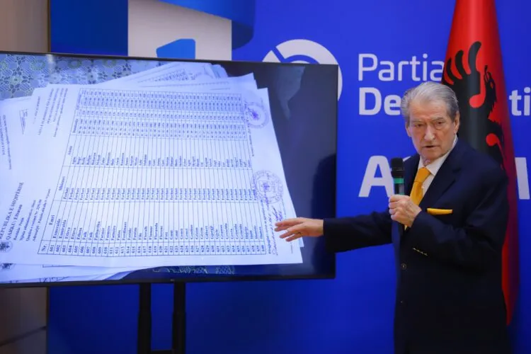 VIDEO/ Berisha denoncon “trenin bullgar”. Në Elbasan gjenden fletë votimi, para e materiale zgjedhore