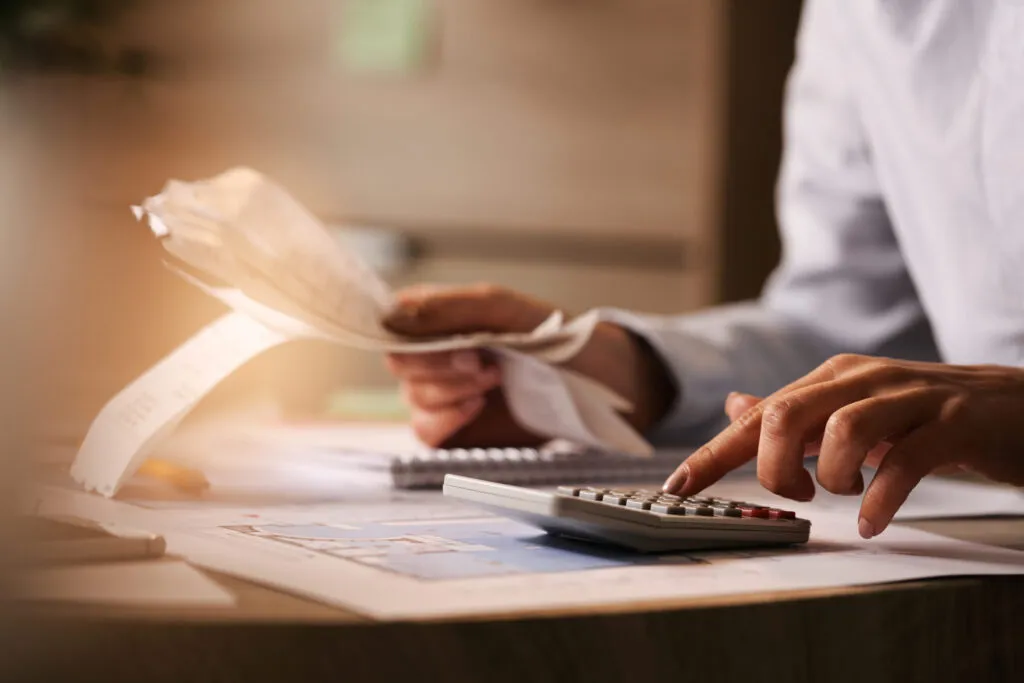 Personat fizikë do paguajnë 23% tatim për fitimin mbi 14 milionë lekë! Si do të përllogaritet?