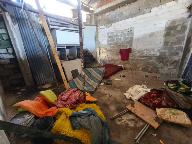 Ngjarje HORROR/ Shqiptari gjendet i varur dhe i dekompozuar brenda një magazine