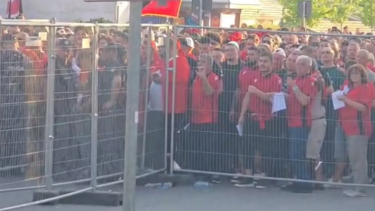 “Mora fjalë”/ Tifozët mbushin stadiumin