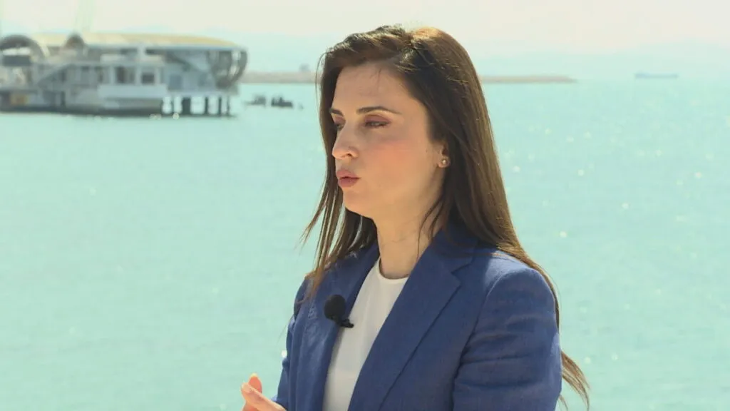 Pamjet/ Emiriana Sako bën “autogol” me fotot nga Durrësi. Qytetarët: Në det duhet të futesh me këpucë nga inertet!