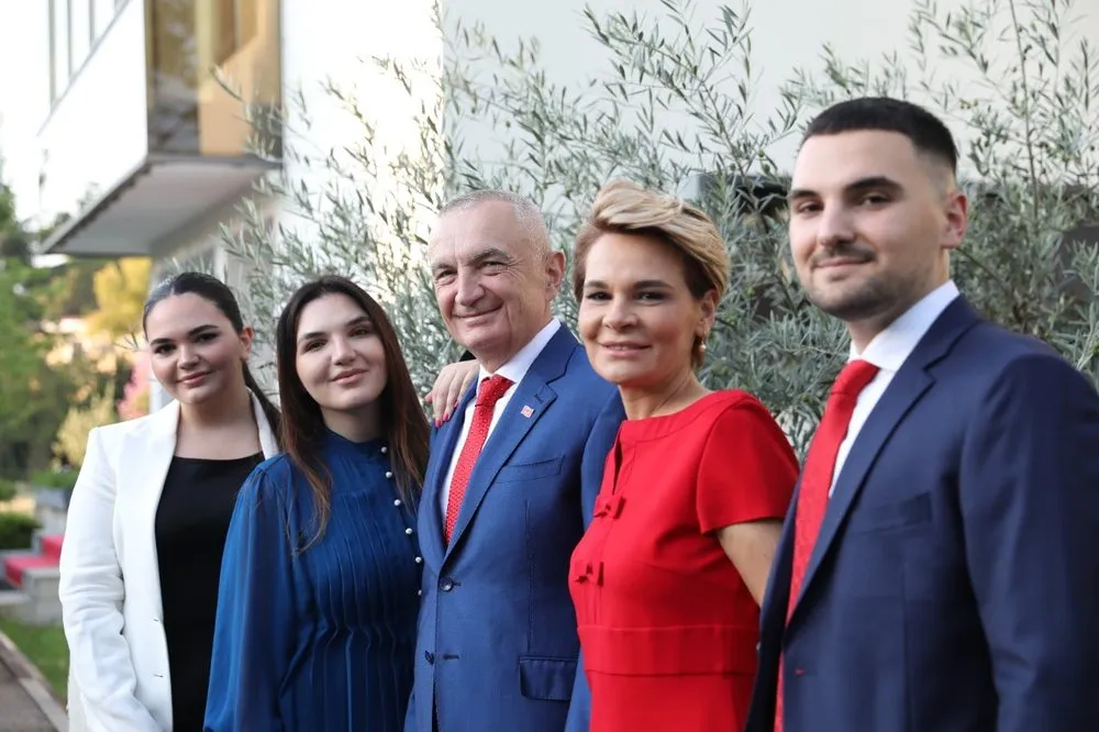 Ish-Presidenti: Dumani, “pasion” për të mbajtur me pahir çiftin Meta-Kryemadhi! S’mbaj përgjegjësi as për fëmijët e mi