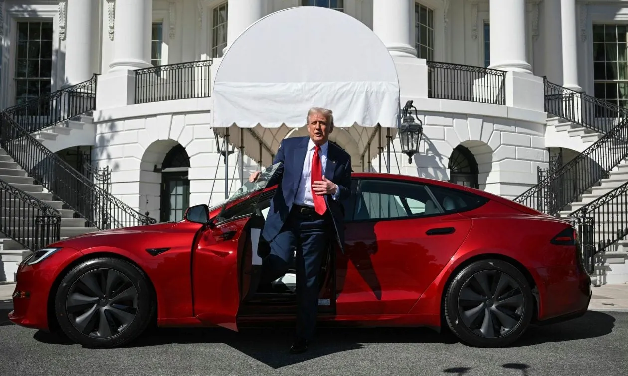 Trump hakmerret ndaj Musk, nxjerr në shitje makinën Tesla