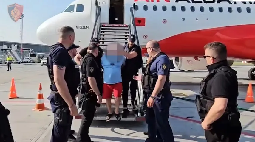 I prangosur me kokën ulur/ Vëllai i Nuredin Dumanit mbërrin në Shqipëri (Pamjet nga Rinasi) 