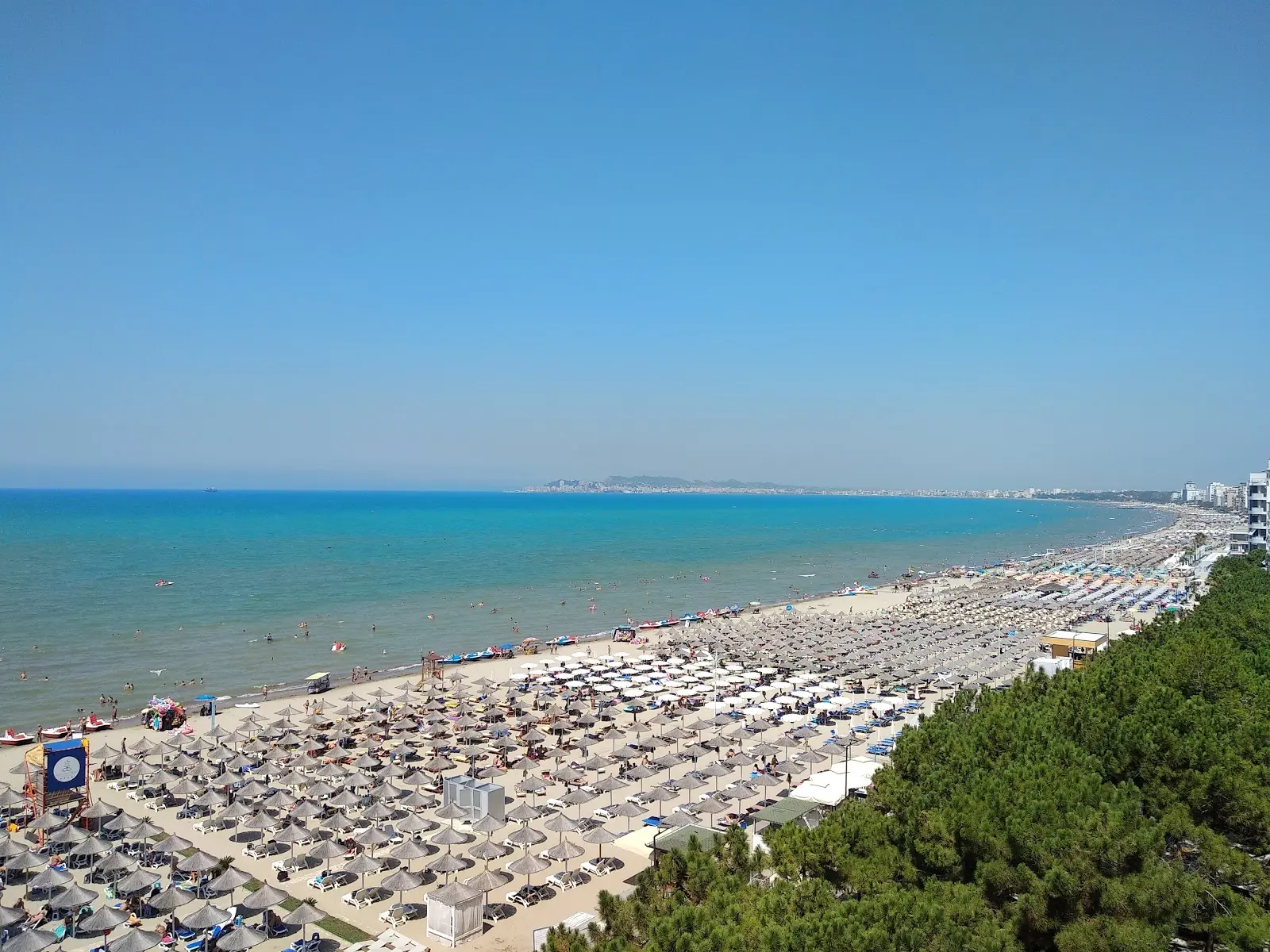 Turistja çeke mbytet në plazhin e Golemit