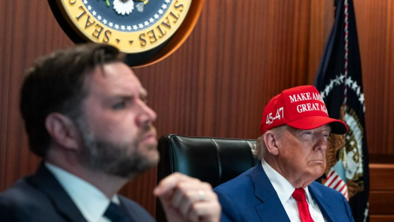 Fotot që bëjnë historinë, çfarë ndodhte në “Situation Room”, ku Donald Trump ndoqi bombardimet mbi Iranin