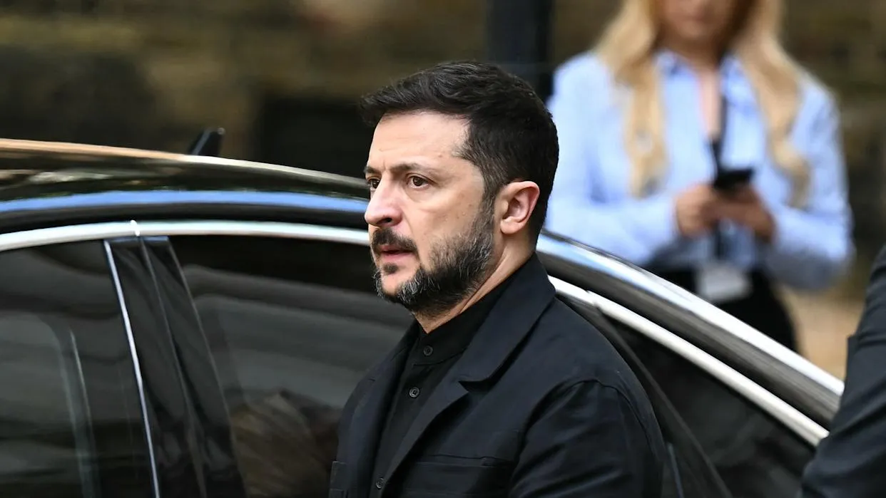 Zelensky heq uniformën pas tre vitesh/ Shfaqet me kostum të zi në Samitin e NATO-s