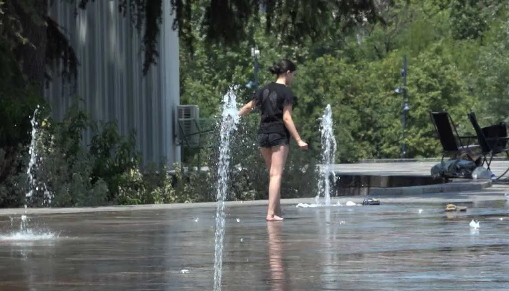 Temperaturat e larta rrezik për një kategori njerëzish, mjekët: Si të veproni këto ditë përvëluese