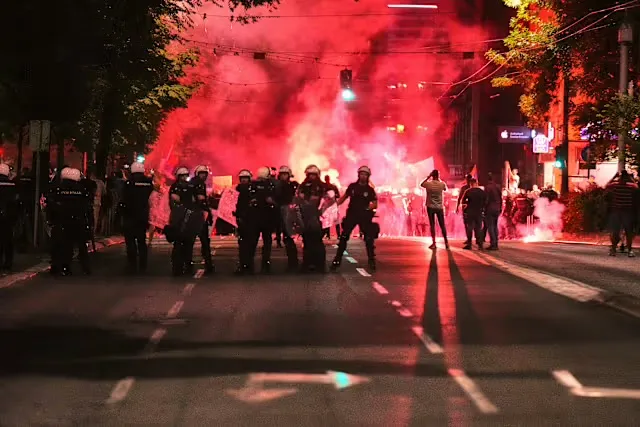 Studentët protestojnë në Beograd, përleshje të forta me Policinë