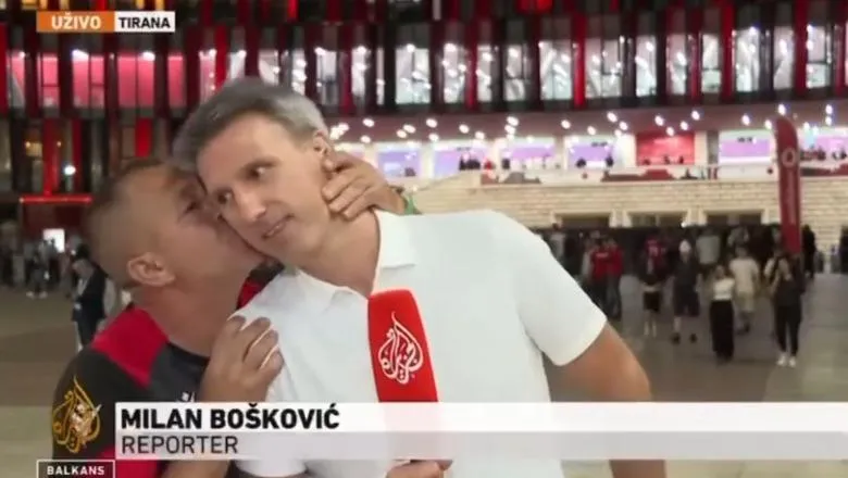 VIDEO/ Tifozi shqiptar puth gazetarin serb gjatë raportimit live