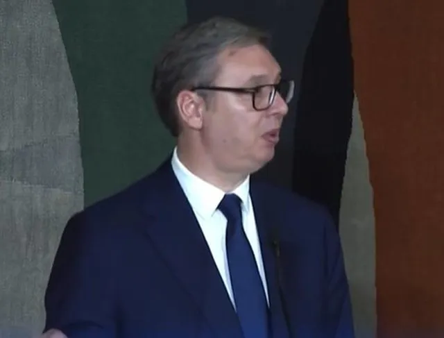 Vuçiç shpërthen ndaj gazetarëve, braktis konferencën për shtyp