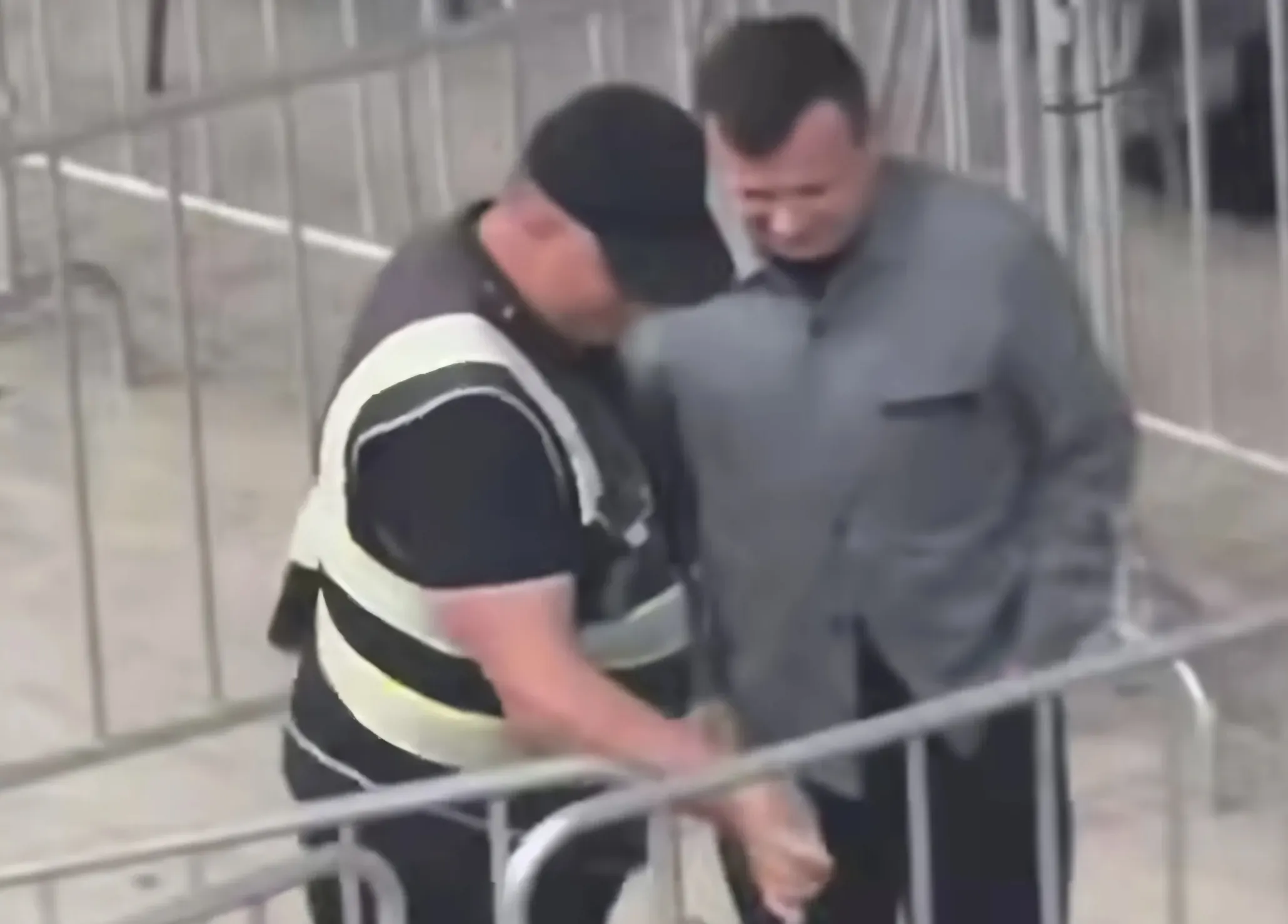 (VIDEO) Ndeshja Shqipëri-Serbi/ Momenti kur Taulant Balla hyn në stadium pa biletë