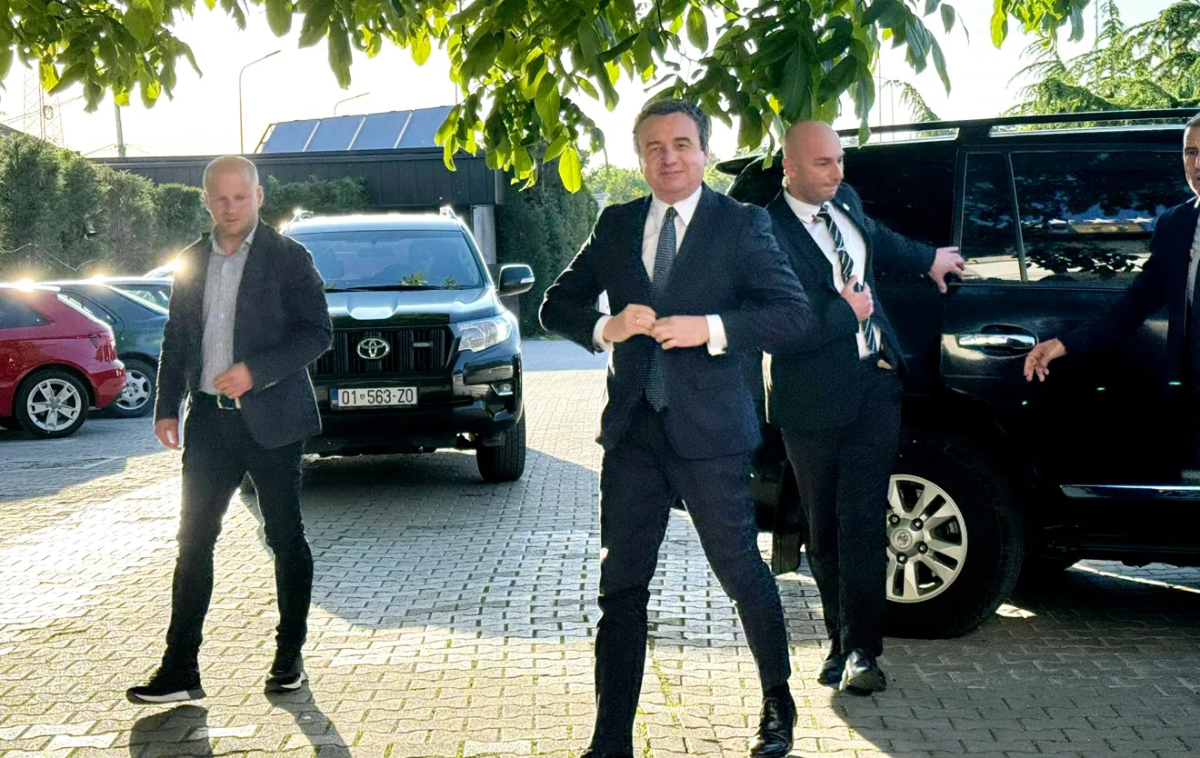 Albin Kurti goditet me vezë në Skënderaj, pezullohen 3 efektivë policie